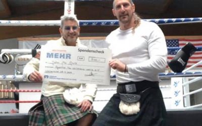 Checkübergabe im Schottenrock in der KSS